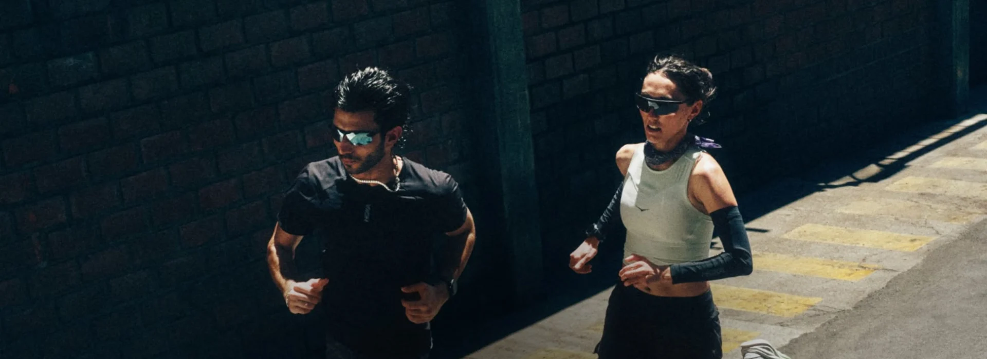 Deux coureurs sur le bitume en plein soleil